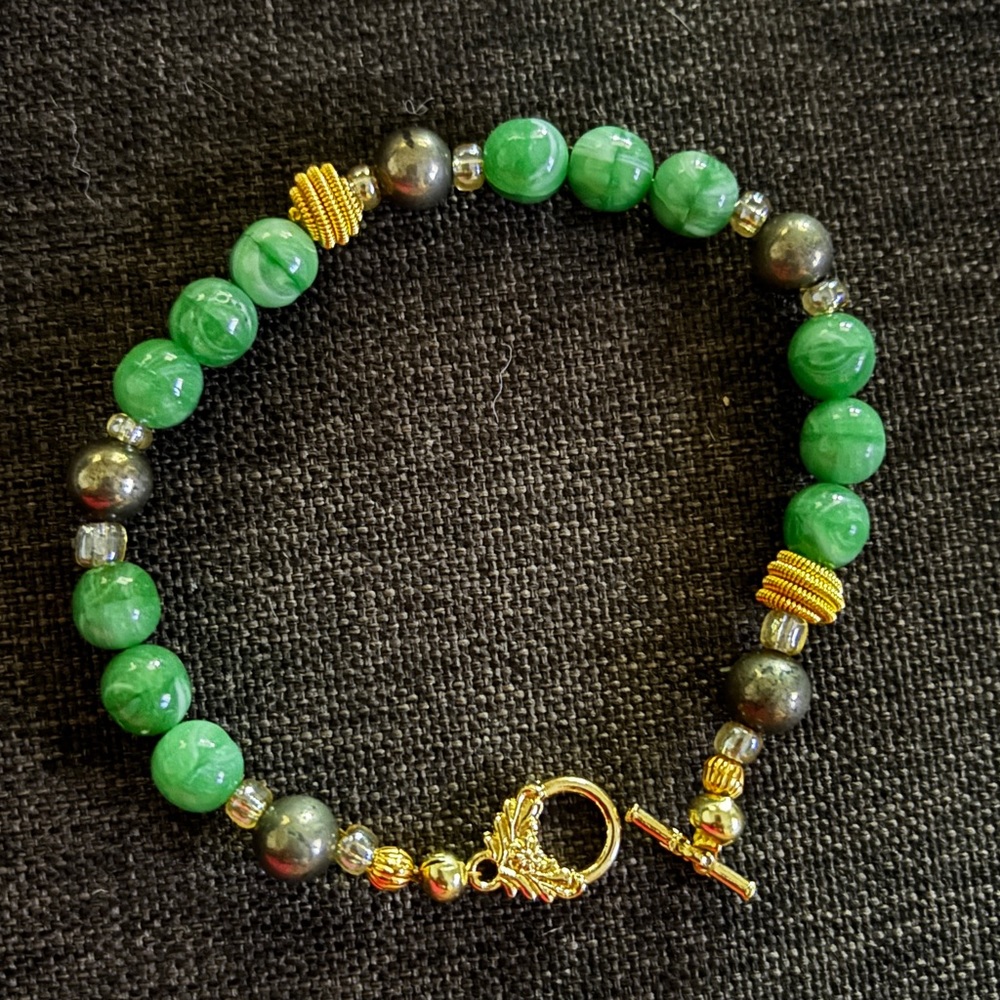 Elegant Green and Gold Beaded Bracelet